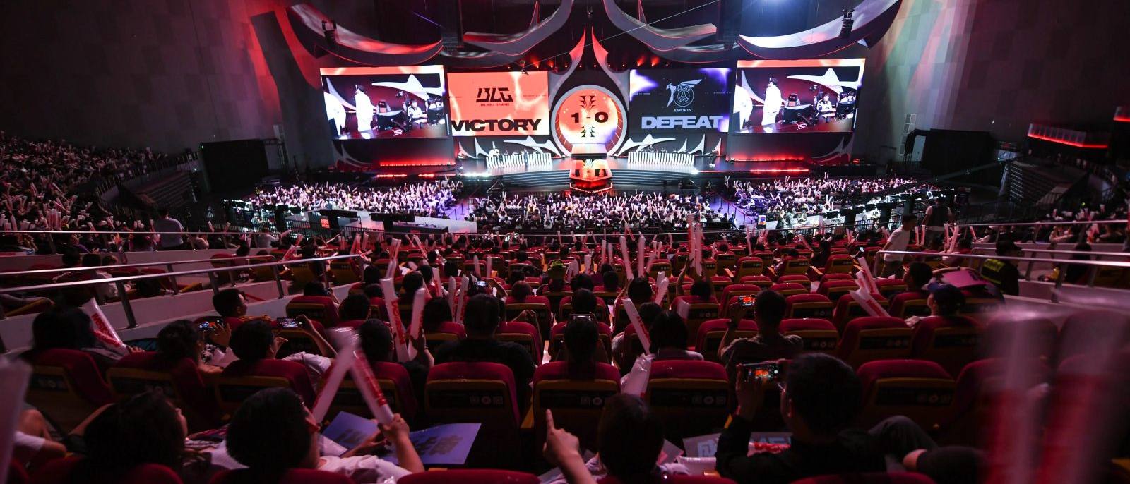 球速体育社区栏目配图：玩家与球迷在线交流讨论
